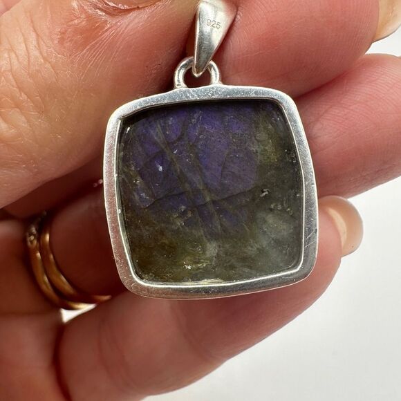21mm PURPLE FLASH Labradorite pendant in solid sterling silver! - Picture 7 of 11